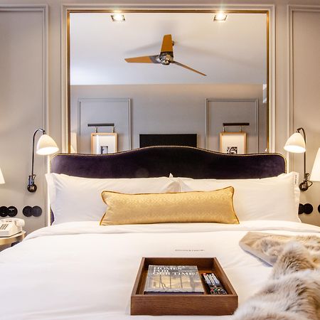 Browns Avenue Hotel Lisboa Kültér fotó A bedroom at The Carlyle