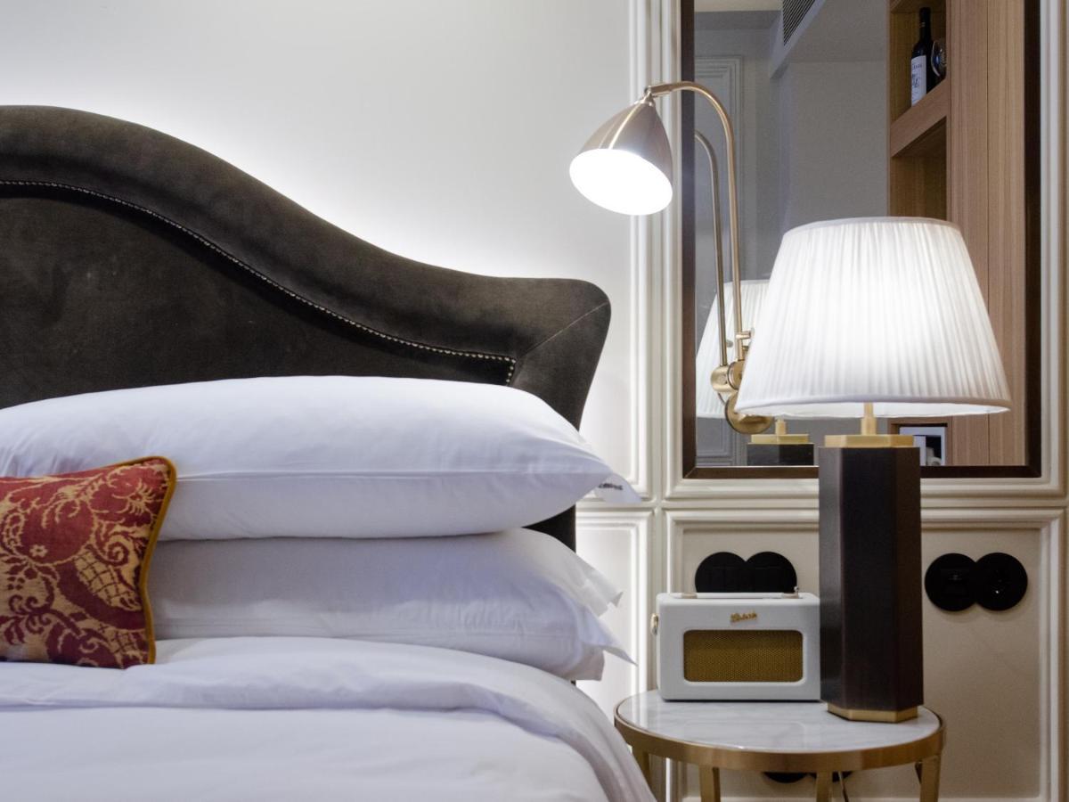 Browns Avenue Hotel Lisboa Kültér fotó A lamp on a bedside table