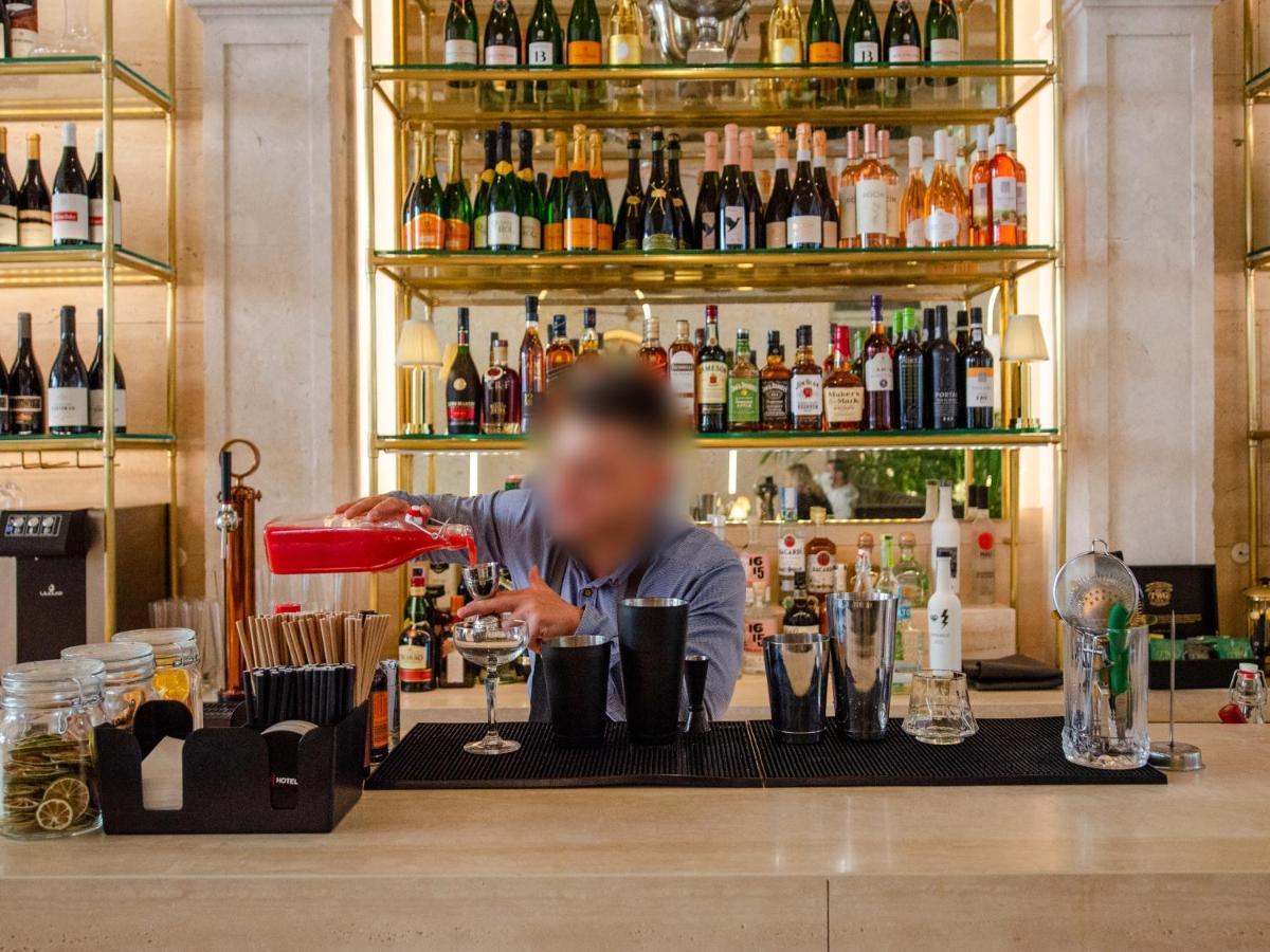 Browns Avenue Hotel Lisboa Kültér fotó A bartender at work
