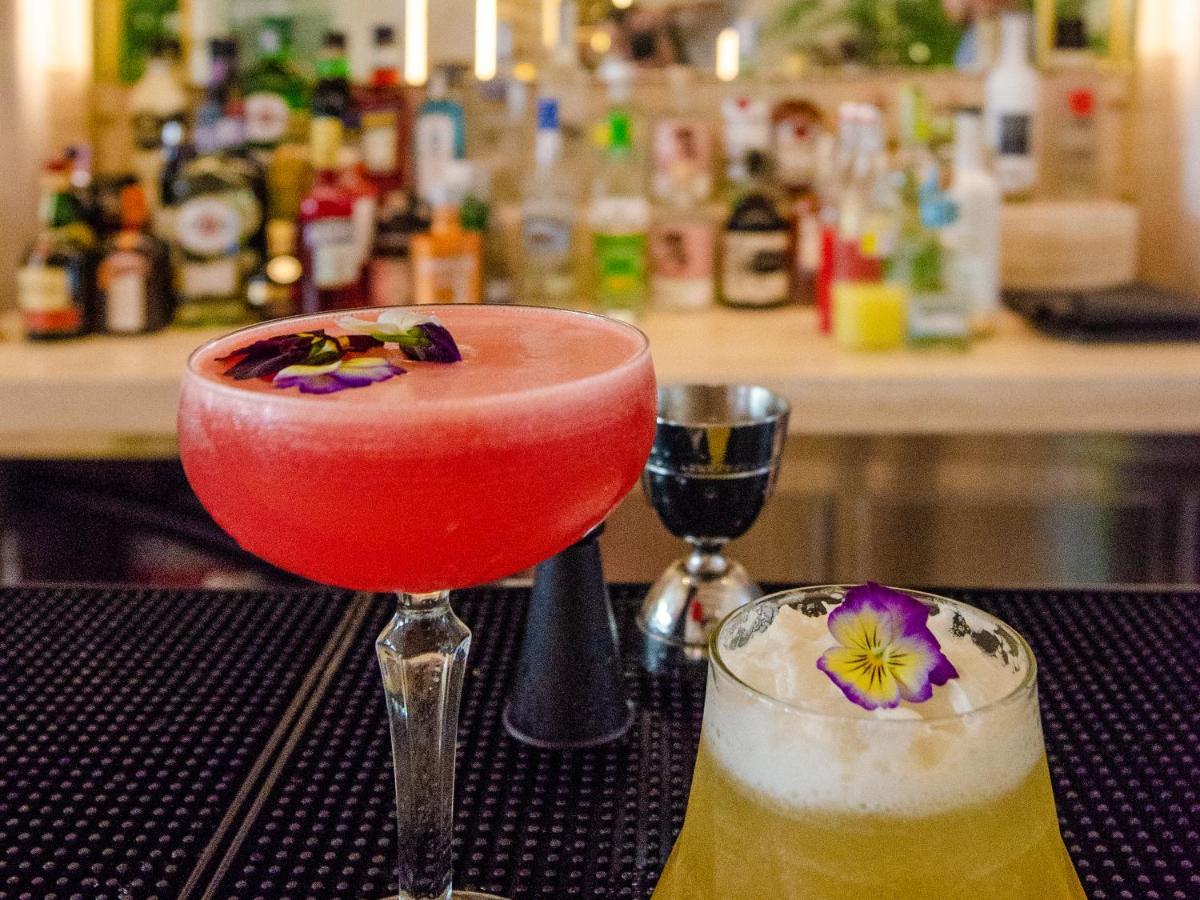 Browns Avenue Hotel Lisboa Kültér fotó A French 75 (right) and a Clover Club (left)