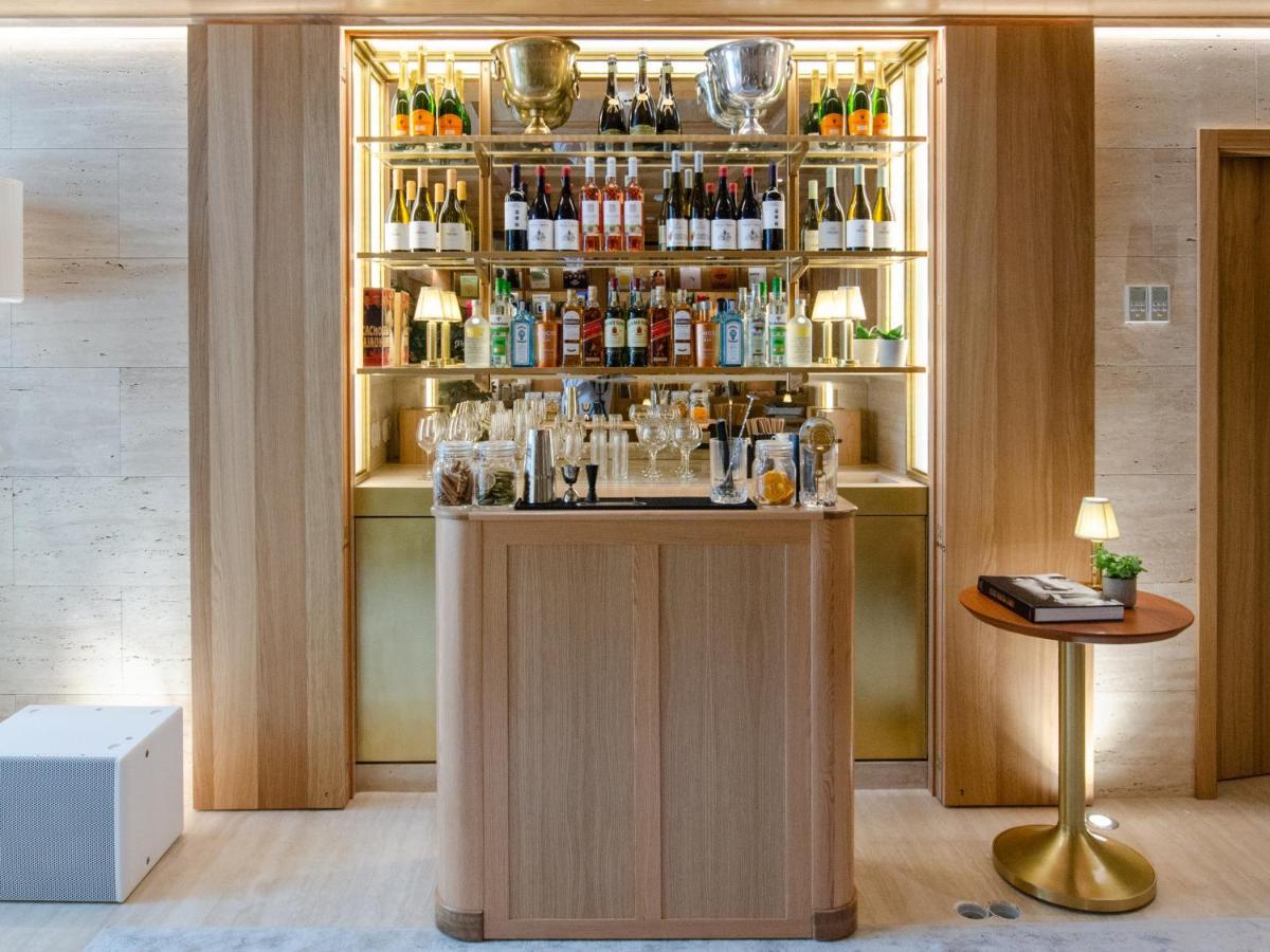 Browns Avenue Hotel Lisboa Kültér fotó The bar at the 100 Queen's Gate