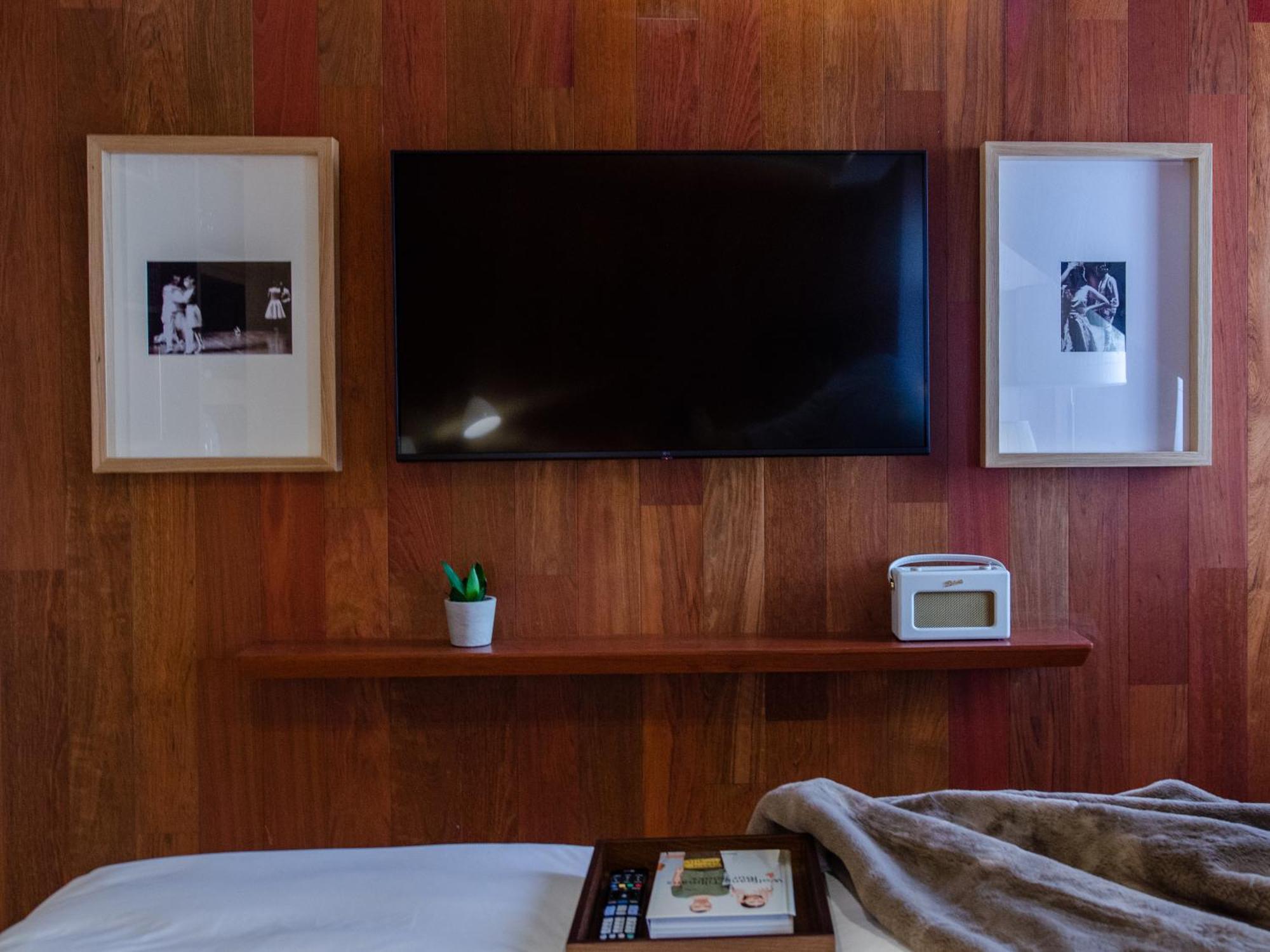 Browns Avenue Hotel Lisboa Szoba fotó A television set mounted on a wall